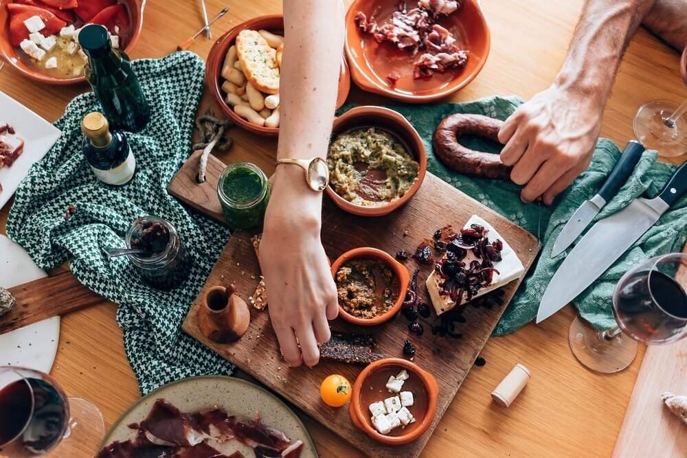 Imagem de uma mesa típica em um jantar italiano.