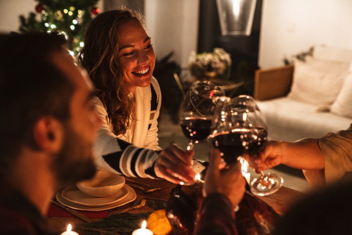 Pessoas tomando vinho no inverno