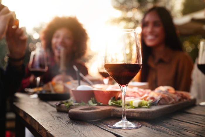 pessoas tomando vinho ao ar livre