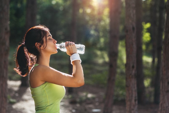 Vinho faz bem à saúde - mulher tomando água após praticar exercícios