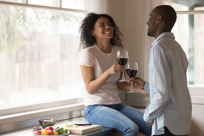 Casal tomando vinho em casa