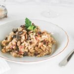 Prato de risoto de cogumelos