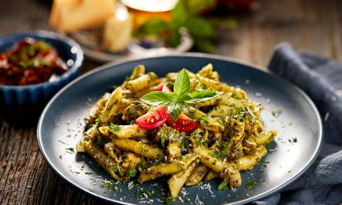 Macarrão De Verão Penne Ao Pesto Com Ervas E Tomate