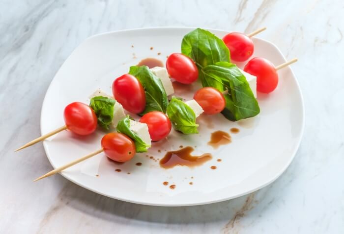 Receitas rápidas para fazer em casa - salada caprese no palito