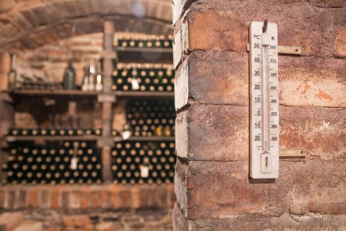 Adega climatizada para manter a temperatura do vinho