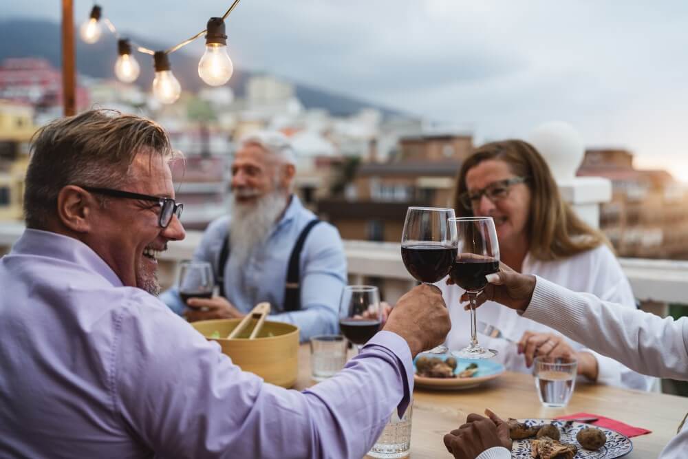 Pessoas Brindando Com Vinho