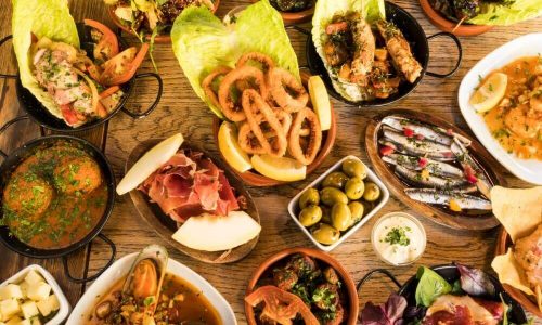 Mesa Com Jantar Espanhol Completo Servido