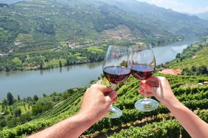 Duas pessoas brindando com vinho Touriga Nacional