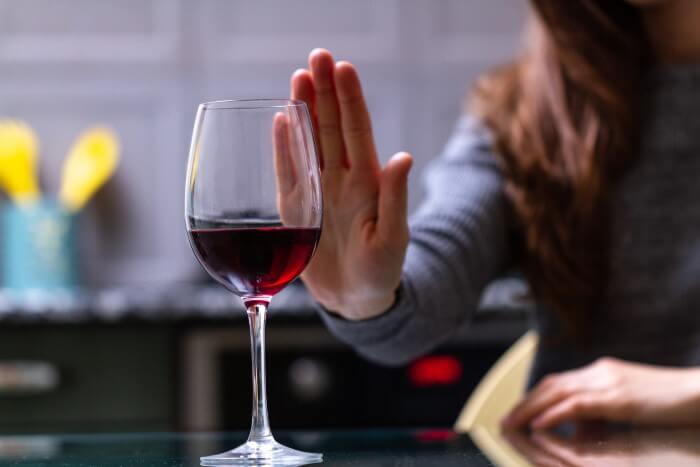 Mulher recusando vinho estragado ou com defeito