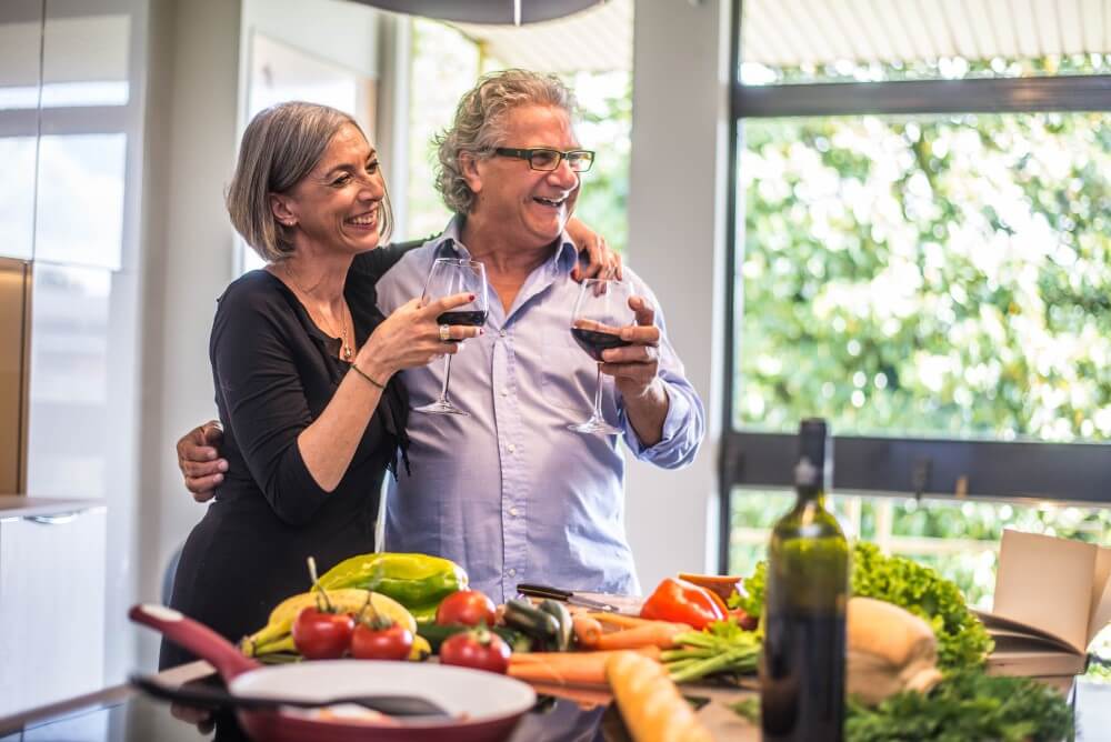 Casal Tomando Vinhos Veganos