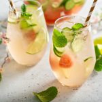 Dois copos com receitas de sangria simples, com vinho branco