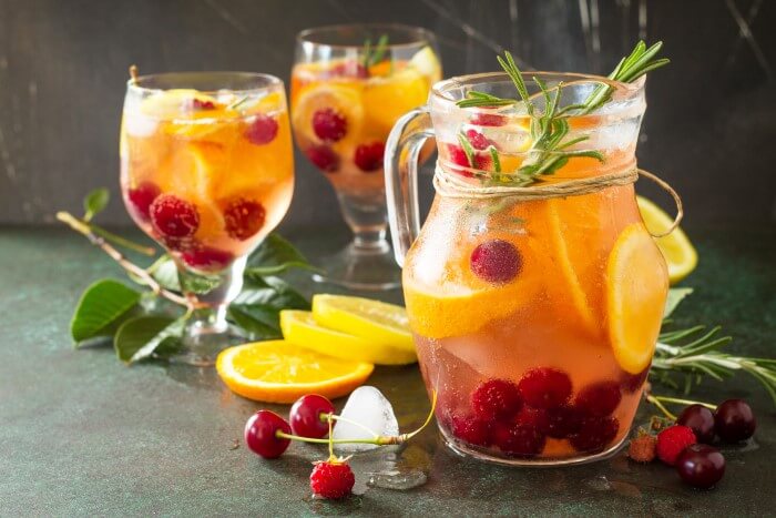 Sangria com espumante, frutas vermelhas e laranja