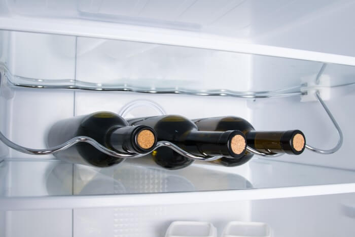 Três vinhos na geladeira