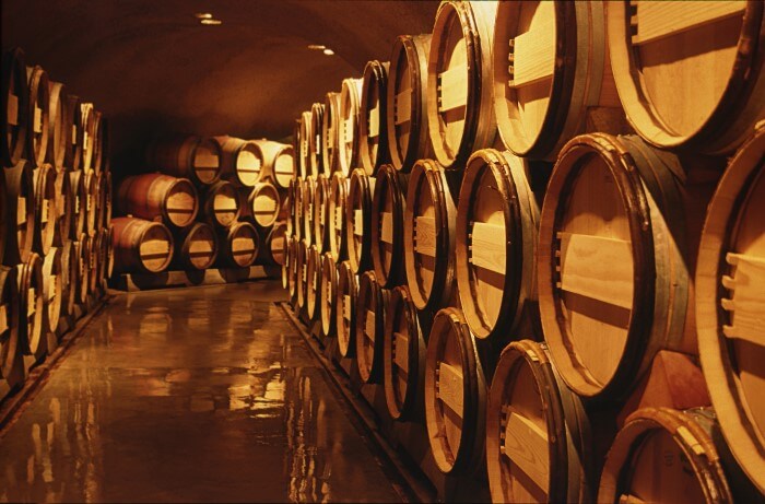 Barris de carvalho para maturação do vinho