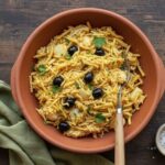 Bacalhau à Brás no prato, em cima da mesa.