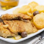 Bacalhau à Gomes de Sá servido no prato.