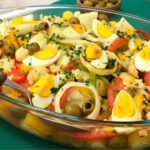 Bacalhau á portuguesa servido em uma travessa.