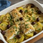 Bacalhau ao forno com batatas dispostos em uma travessa.