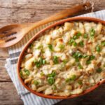 Bacalhau com natas em uma travessa na mesa.