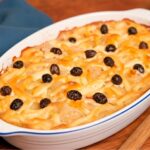 Bacalhau Zé do Pipo em uma travessa branca.