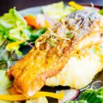 Lombo de bacalhau grelhado com acompanhamentos