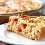 Fatia de torta de bacalhau no prato