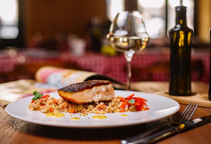 Prato de bacalhau com vinho de acompanhamento