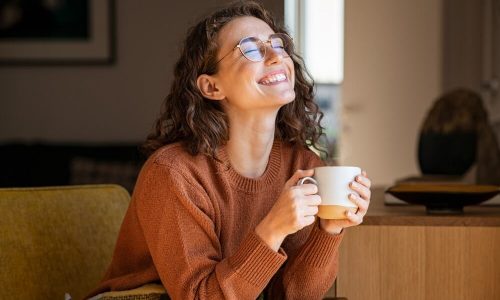 Mulher Tomando Um Drink Com Café