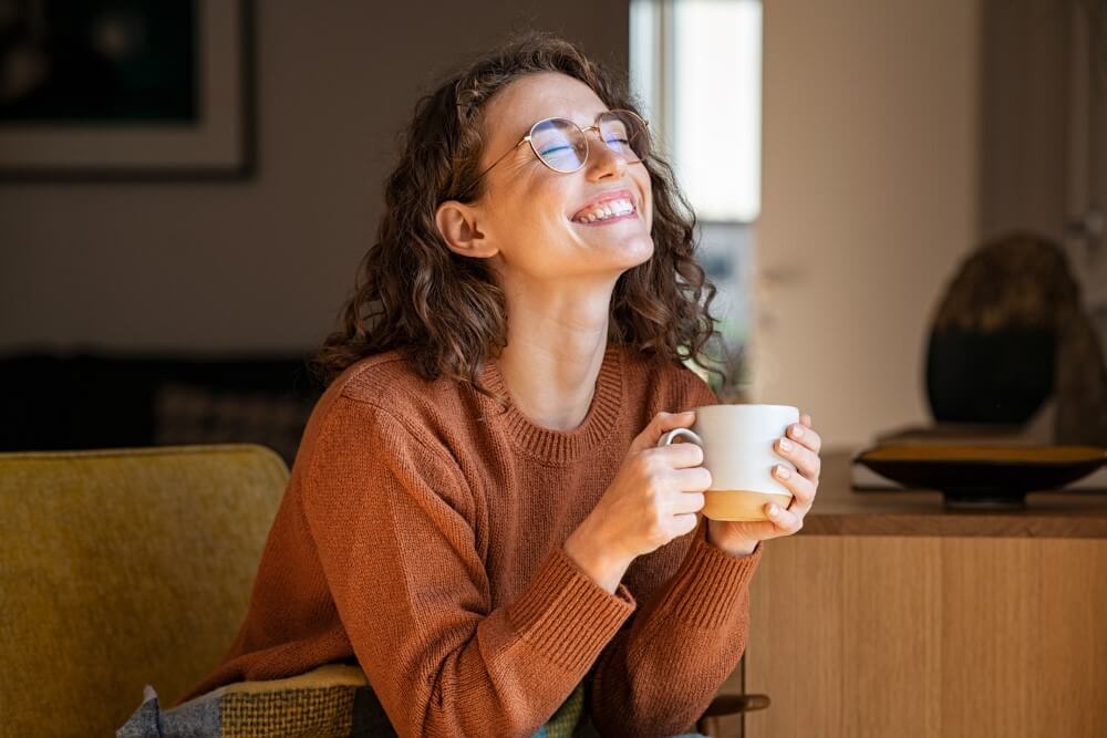 Mulher Tomando Um Drink Com Café