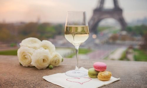 Taça De Vinho Com A Tour Eiffel De Plano De Fundo
