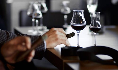 Charuto E Vinho Imagem Destacada