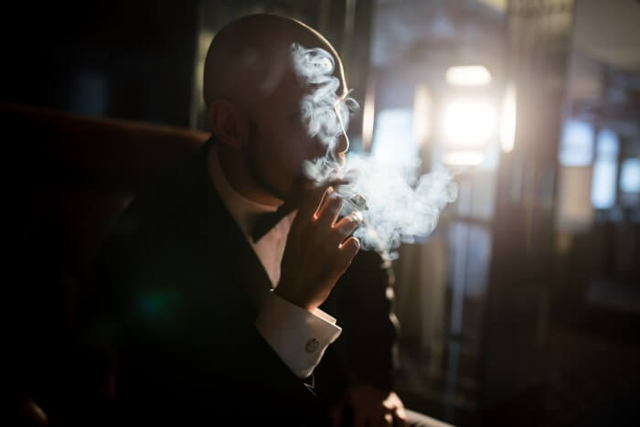 Homem fumando um charuto
