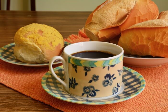 Café brasileiro e pão francês