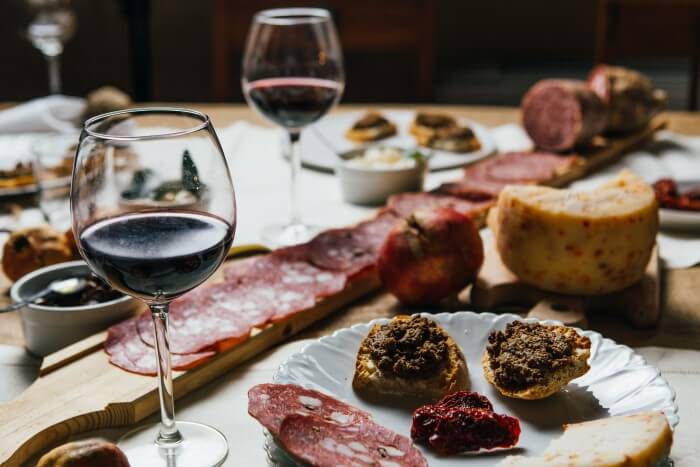 Mesa de aperitivos e vinho Chianti