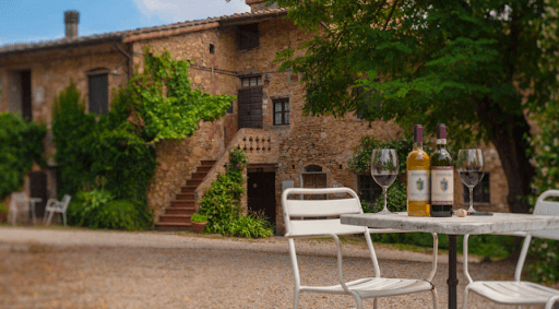 Vinhos Valvirginio sobre a mesa