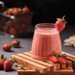 Um copo de batida com whisky e morangos