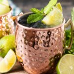 Uma caneca de Fire Mule disposta com limões