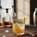 Um copo do drink Gold Rush