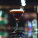 Drink Irish Coffee na taça em cima da mesa