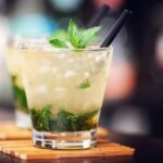 Dois copos de Mint Julep na mesa