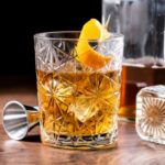 Copo de Old Fashioned na mesa
