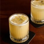 Dois copos de Penicillin dispostos na mesa