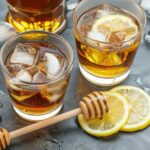 Dois drinks de whisky com limão e mel