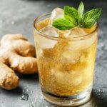 Copo de drink com whisky e refrigerante de gengibre
