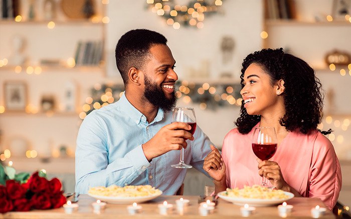 casal em jantar romântico