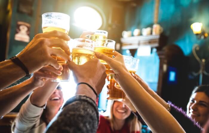 O que é cerveja artesanal - pessoas brindando em um bar