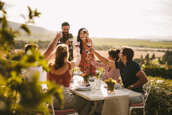 grupo de amigos bebendo vinhos tranquilos