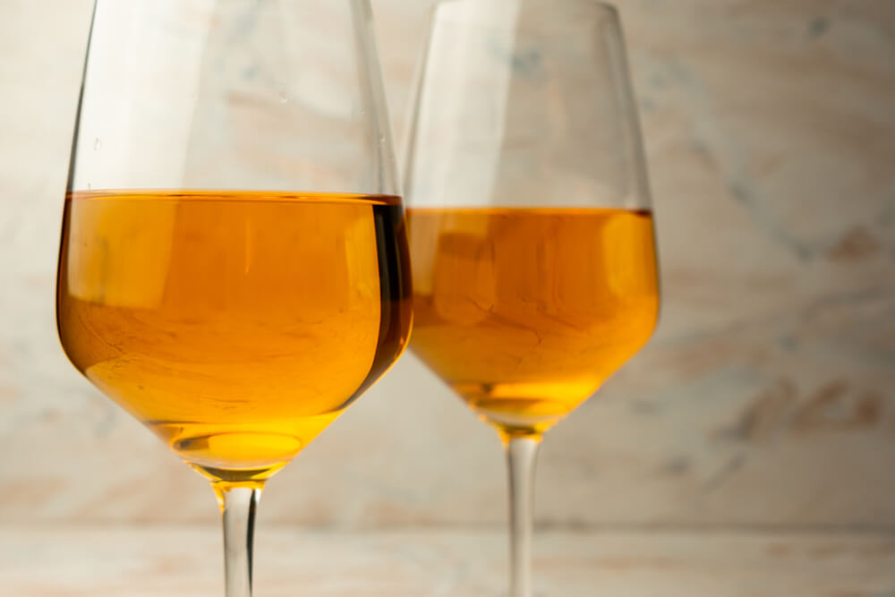 Duas Taças Com Vinho Laranja.