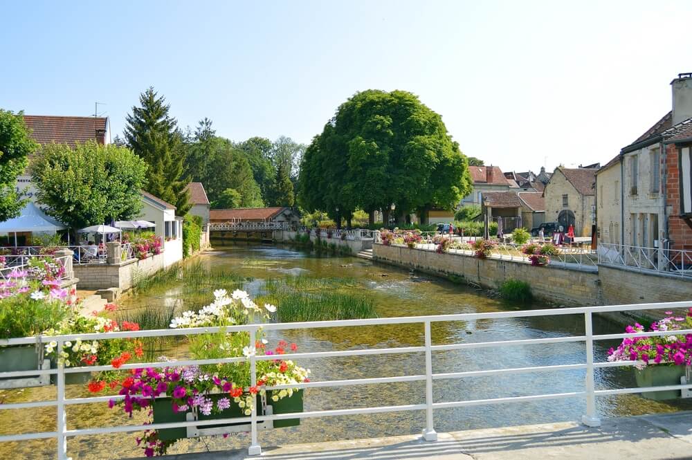 Vista da ponte sobre o rio Ource, em Essoyes, França, onde viveu Renoir.