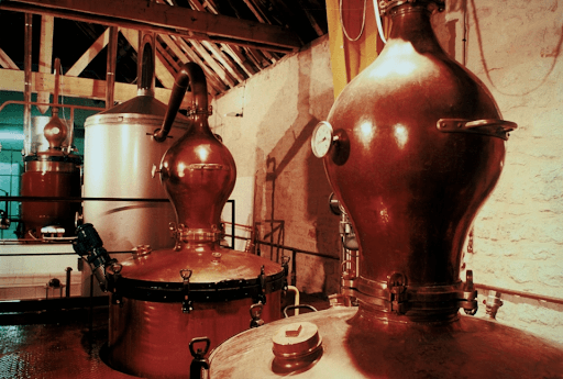 Alambiques de cobre da destilaria Moutard. 